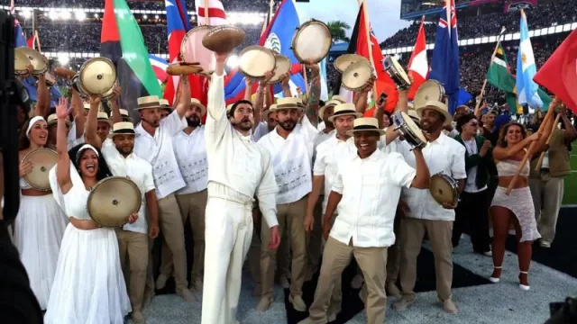 Bad Bunny lleva la unidad global y el orgullo latino al escenario del halftime de la Super Bowl vestido por Zara