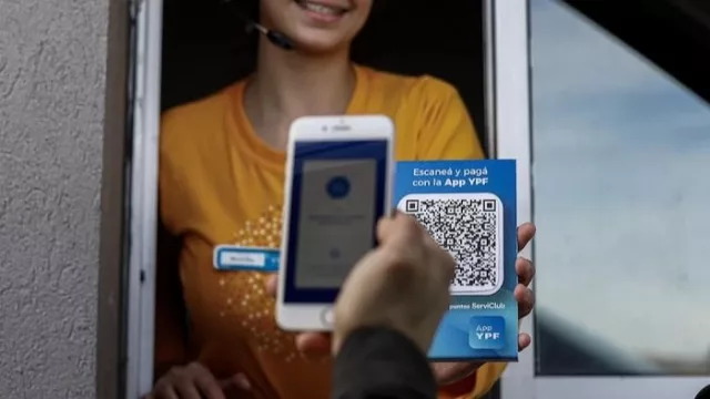 Giro en YPF: descarta licencia bancaria y fortalece su alianza fintech con Santander