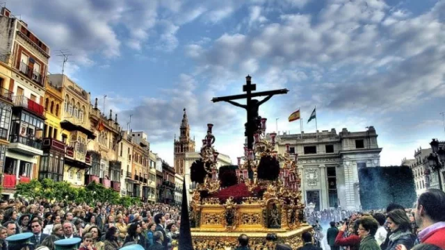 7 de cada 10 españoles viajará esta Semana Santa y casi la mitad recurrirá a sus ahorros para pagar sus escapadas (que costarán de media 598 euros)