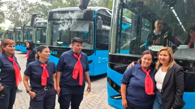 Santiago incorpora colectivos eléctricos que serán conducidos exclusivamente por mujeres