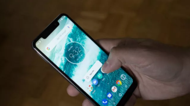 Celulares Motorola: qué diferencia hay entre las familias moto g, edge y razr
