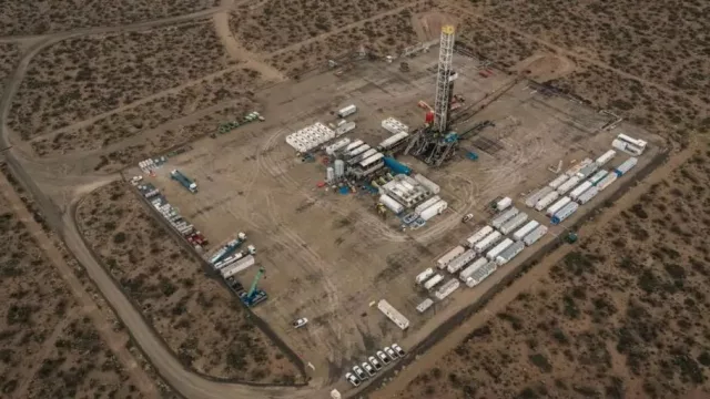 Vaca Muerta impulsó un triple récord de producción de petróleo y acerca a Argentina al millón de barriles diarios
