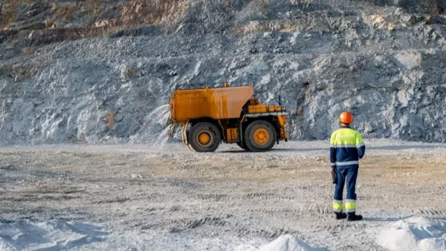 ¿Cuánto gana un minero en Argentina? Los salarios del sector llegan a triplicar el promedio nacional