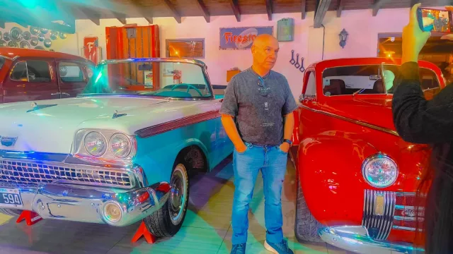 Autos clásicos, seis piscinas y un vagón de tren: el particular mundo de Cabañas San Lorenzo