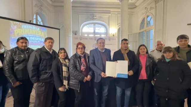 Tapia celebra la llegada de la primavera con carrozas, elecciones de reina y una gran fiesta hoy viernes